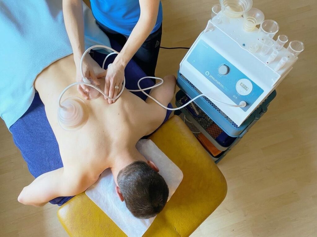 Behandlung mit dem Pneumatron 200 – pneumatische Pulsationstherapie am Rücken